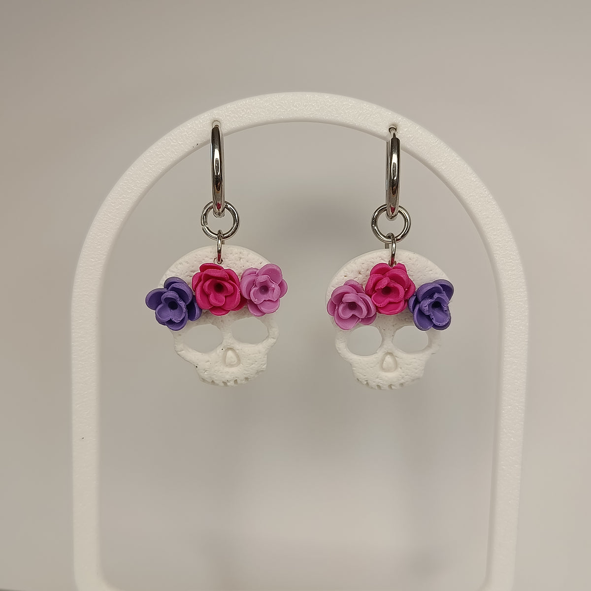 Pendientes Calavera con 3 flores púrpura