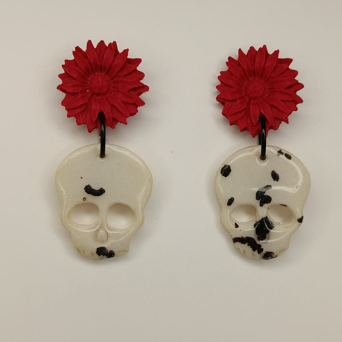 Pendientes calavera con margarita fucsia