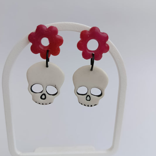 Pendientes Calaveras con flor fucsia hueca