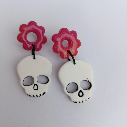 Pendientes Calaveras con flor fucsia hueca