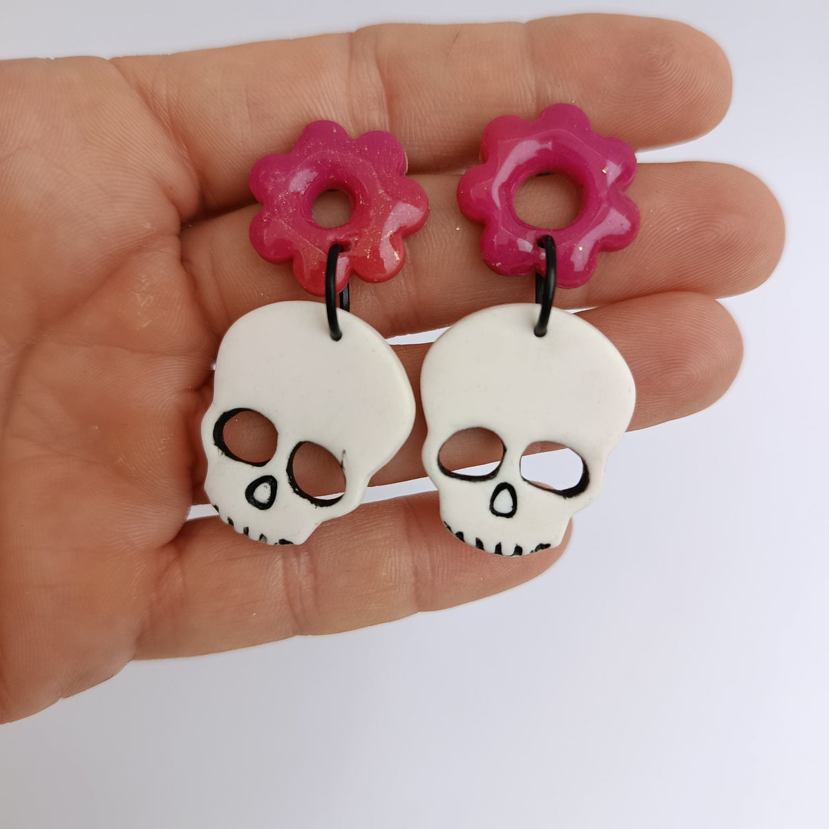 Pendientes Calaveras con flor fucsia hueca