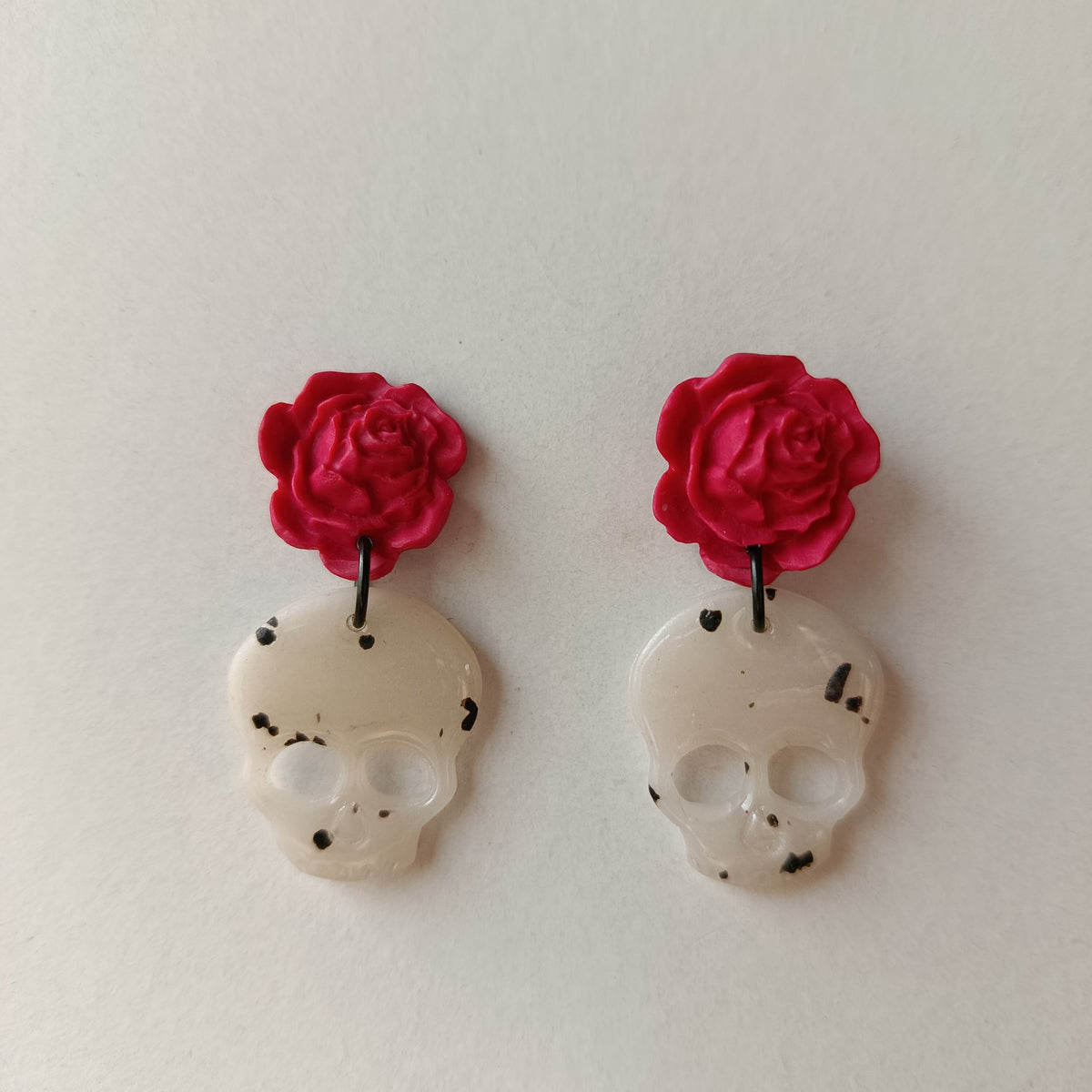 Pendientes Calavera con rosa fucsia